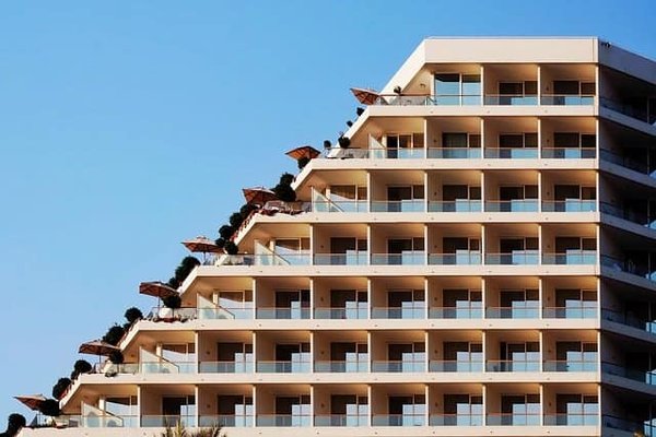 Comment comparer les prix et les services des hébergements en Gironde ?