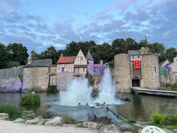 Pourquoi le camping La Chausselière est-il un bon choix pour visiter le Puy du Fou ?