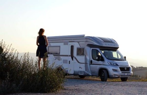 Quels sont les avantages et les inconvénients de camper en Corse en famille avec un camping-car ?
