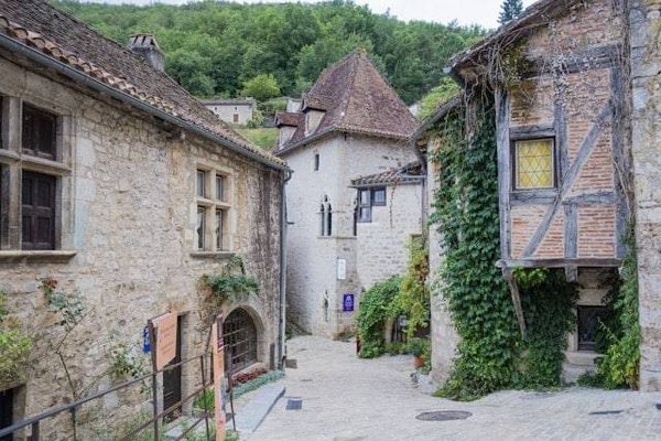 Les meilleurs emplacements de camping près de Saint-Cirq-Lapopie dans le Lot : Votre guide ultime