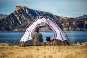 Camper au bord d'un lac