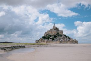 Camping sauvage et authentique dans la Manche, avec emplacements pour tente et camping-car au cœur de la nature normande.